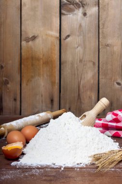 Ahşap zemin üzerinde un, kaşık, yumurta ve silindir - yiyecek
