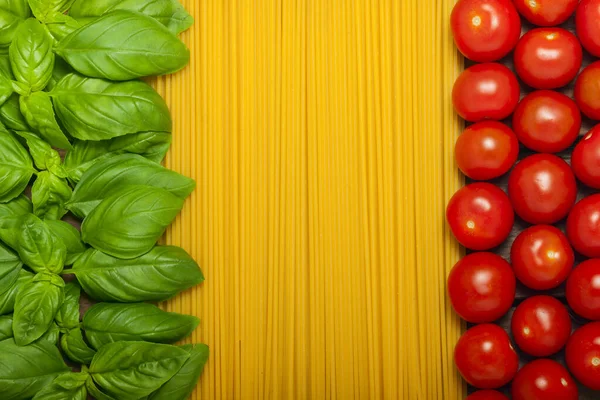 意大利意式意式意大利面食 有罗勒叶和樱桃西红柿 以意大利国旗的颜色排列 — 图库照片