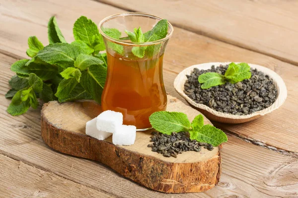 Marocký Čaj Mátou Cukrem Sklenicích Dřevěném Pozadí — Stock fotografie