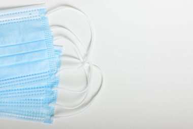 Beyaz arka planda Coronavirus önleme tıbbi maskeler