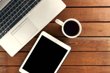 Modern bilgisayar aygıtları seti - dizüstü bilgisayar, tablet, defter ve bir fincan çay - berbat