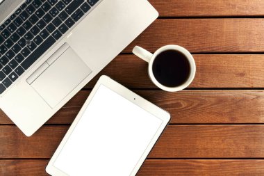 Modern bilgisayar aygıtları seti - dizüstü bilgisayar, tablet, defter ve bir fincan çay - berbat