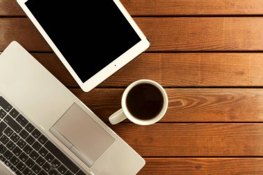 Modern bilgisayar aygıtları seti - dizüstü bilgisayar, tablet, defter ve bir fincan çay - berbat