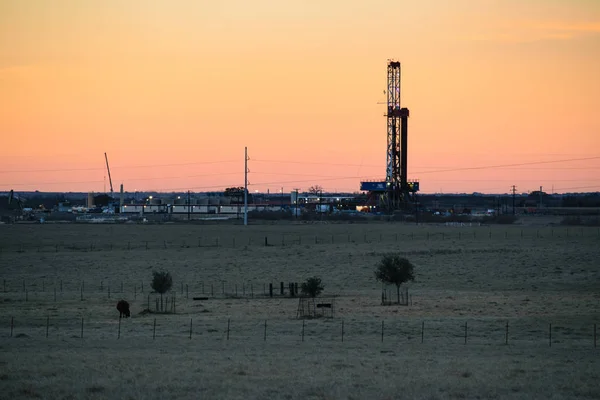 Gün batımında Amerikan sondaj Rig 