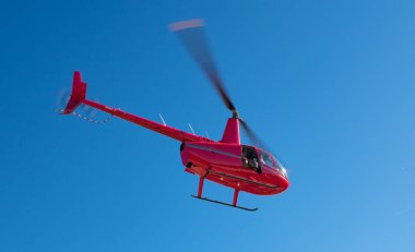 Helikopter Pilotu Yerel Çiftlik Çiftliği Motifinden Kalkıyor