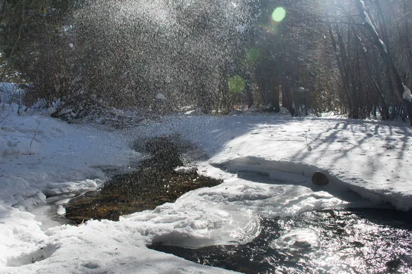 Fiume di montagna in inverno con neve Denver Colorado — Foto Stock