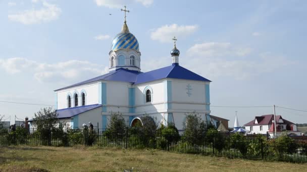 UFA, RUSIA - 30 de julio de 2016: Los edificios del monasterio en el pueblo Dedovo, Bashkortostán, Rusia — Vídeos de Stock