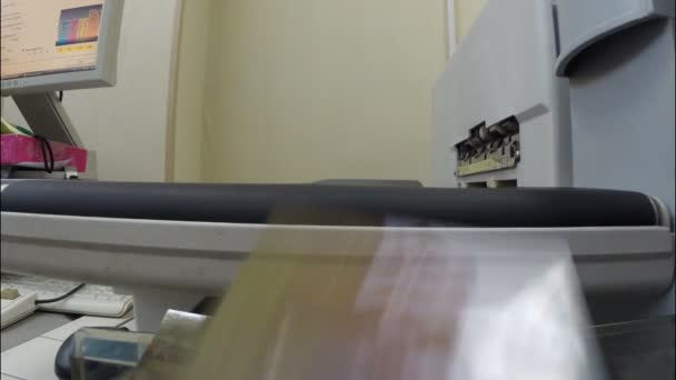 УФА, - 15 мая: Печать бумажных фотографий в фотолаборатории (фотомагазин) 15 мая 2015 года в УФА, Россия — стоковое видео