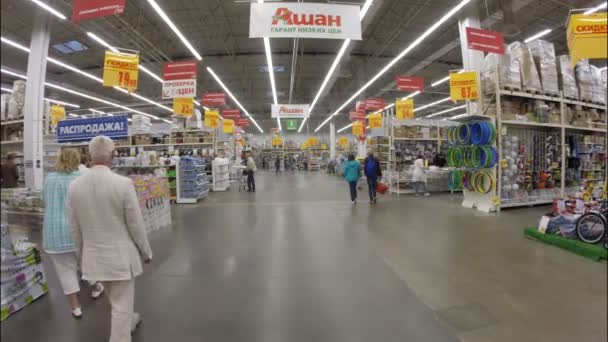 Интерьер магазина в супермаркете Auchan — стоковое видео