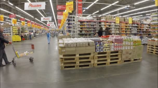 El interior de la tienda en el supermercado Auchan — Vídeos de Stock