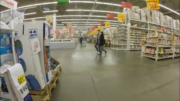 Interiören i butiken i snabbköpet Auchan — Stockvideo