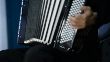 Akordeon (bayan) oynuyor. Klasik, sahne, dans grubu geleneksel kostümleri. Rusya. 