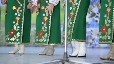 Kazaklar Ulusal kostümler giymiş kadın ensemble dans sahnesi