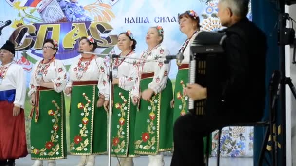 KUMERTAU, RUSIA - 07 DE OCTUBRE DE 2016: Escena bailando conjunto femenino vestido con trajes nacionales de los cosacos. Tocando el acordeón. Rusia . — Vídeos de Stock