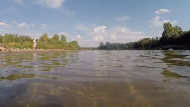 UFA, RUSIA - 28 de julio de 2016: Niño de siete años de edad con el pelo rubio lanza un barco controlado por radio en el río. Playa, verano, río, Rusia — Vídeos de Stock