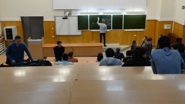 Universidad Estatal. Estudiantes en un gran auditorio universitario (aula) están preparados para aprender — Vídeo de stock