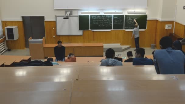 De Universiteit van de staat. Studenten in een grote universiteit auditorium (klas) zijn bereid zijn te leren — Stockvideo