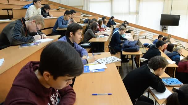 Universidade Estadual. Estudantes em um grande auditório universitário ouvindo uma palestra — Vídeo de Stock