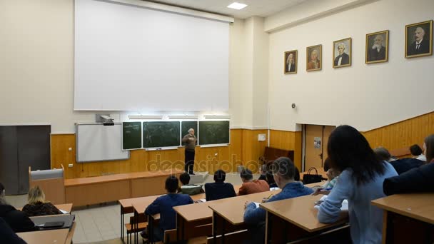 State University. Studenter i ett stort universitet auditorium lyssnar på en föreläsning — Stockvideo