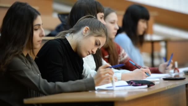 Ufa, Ryssland - 10 November 2016: Basjkiriska State University. Studenter i ett stort universitet auditorium lyssnar på en föreläsning — Stockvideo