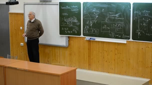 UFA, Ρωσική Ομοσπονδία - 10 Νοεμβρίου 2016: Μπασκίρ Κρατικό Πανεπιστήμιο. Οι μαθητές στο ακροατήριο ακούγοντας μεγάλη πανεπιστημιακός δάσκαλος φυσικής — Αρχείο Βίντεο
