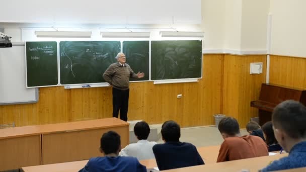 Ufa, Rusland - 10 November 2016: Bashkir State University. Studenten in het publiek luisteren naar een grote universitair docent in de natuurkunde — Stockvideo