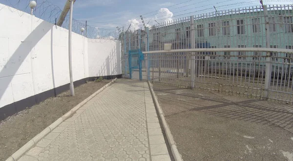 Φράχτη στην αποικία του ειδικού καθεστώτος. Εσωτερική περίμετρο. Ρωσία — Φωτογραφία Αρχείου