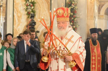 Ufa, Rusya - 05 Temmuz 2016: Kirill, Moskova ve bütün Rusya Patriği. Ufa şehri Katedrali'nde ayin