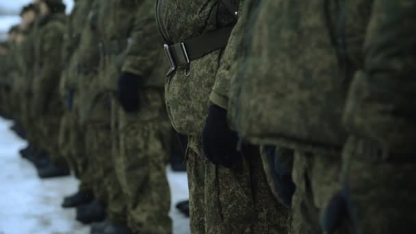 Russische leger. Soldaten in vorming op het terrein van de parade — Stockvideo