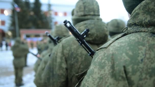 Armii rosyjskiej. Żołnierzy w formacji na placu apelowym — Wideo stockowe