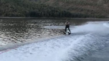 Ufa, Pavlovka, Rusya Federasyonu - 28 Ağustos 2016: Bir adam su kayağı üzerinde rezervuar Pavlovsky, Rusya Federasyonu