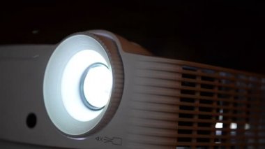 Sunumu projektör yakın çekim 