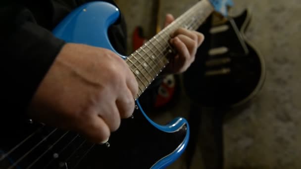 O guitarrista toca guitarra elétrica. Close-up — Vídeo de Stock