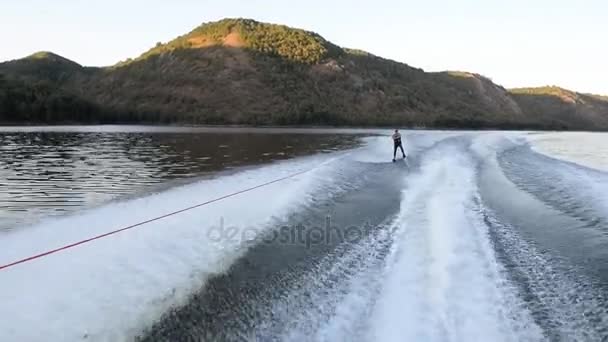 UFA, Pavlovka, RUSSIA - 28 agosto 2016: Uno sci d'acqua maschile sul serbatoio Pavlovsky, Russia — Video Stock