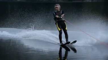 Ufa, Pavlovka, Rusya Federasyonu - 28 Ağustos 2016: Bir adam su kayağı üzerinde rezervuar Pavlovsky, Rusya Federasyonu