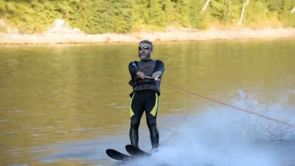 Ufa, Pavlovka, Rusya Federasyonu - 28 Ağustos 2016: Bir adam su kayağı üzerinde rezervuar Pavlovsky, Rusya Federasyonu — Stok video