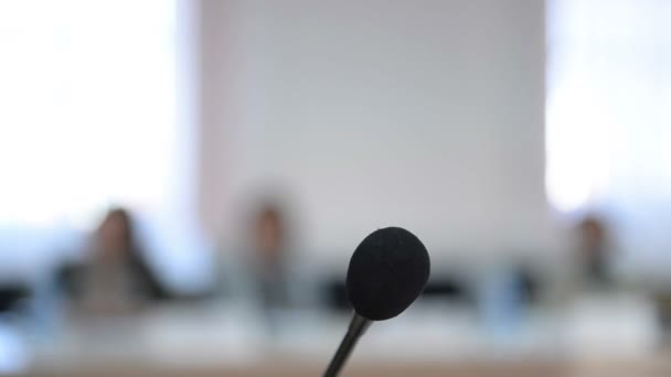 Microphone close-up. The meeting, the meeting at the table — Stock Video