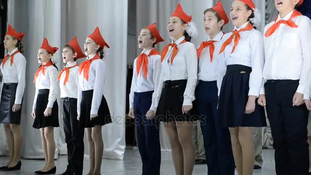 Kumertau, Rusland - 11 November 2016: Centrale concertzaal. Toespraak studenten gekleed in ware baanbrekende vorm aangenomen tijdens de Sovjetperiode — Stockvideo