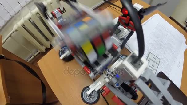 建立一个魔方多维数据集机器人乐高机器人 Ev3. — 图库视频影像