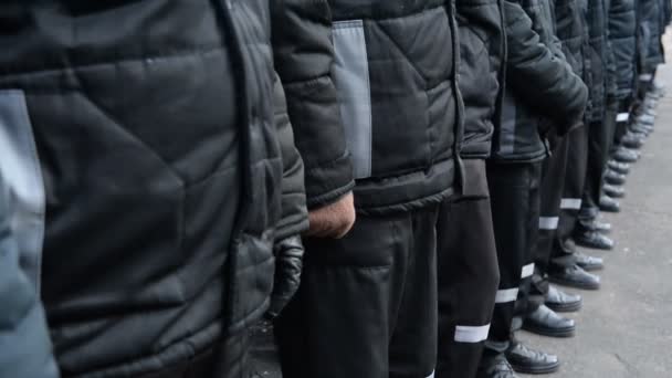 Тюрьма. Заключенные стоят в строю. Российская уголовная система. Зимняя коллекция — стоковое видео