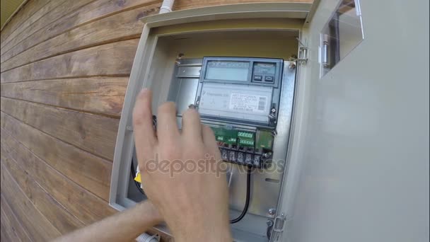 UFA, RUSSIA - 09 LUGLIO 2016: Installazione di contatore elettrico a due tariffe 380 volt nel quadro elettrico — Video Stock