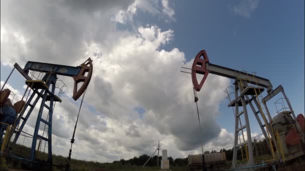 Oliepompen. Olieproductie. Apparatuur voor de olie-industrie. — Stockvideo
