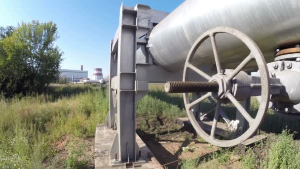 Великий клапан на промисловому конвеєрі для гарячої води та опалення, газу, нафти, ресурсів — стокове відео