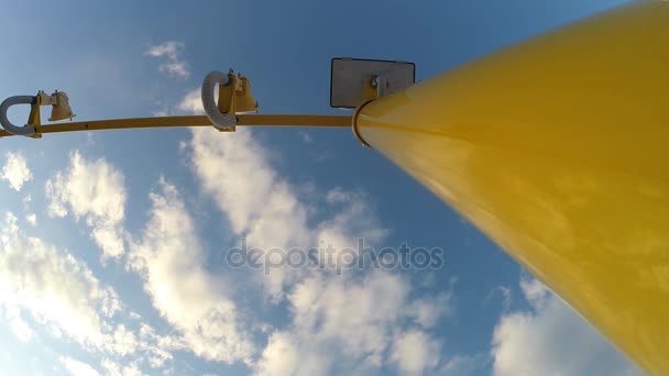 Luces de pista. Aterrizaje de una gran aeronave en el aeropuerto — Vídeo de stock