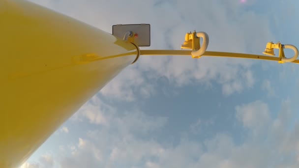 Start-en landingslichten. Landing van een groot vliegtuig op de luchthaven — Stockvideo