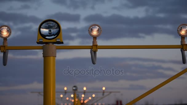 Feux de piste. Atterrissage d'un gros avion à l'aéroport 