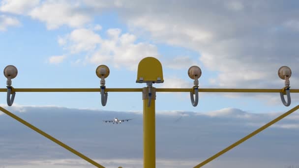Feux de piste. Atterrissage d'un gros avion à l'aéroport 