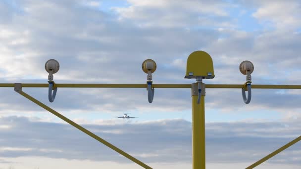 Feux de piste. Atterrissage d'un gros avion à l'aéroport 