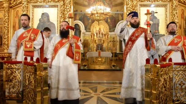 Pasen. Pasen liturgie in 2017, Ufa. Russisch-orthodoxe kerk — Stockvideo