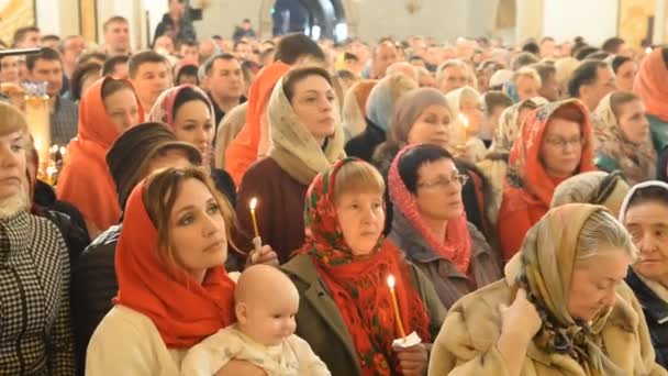 Páscoa. Liturgia da Páscoa em 2017, Ufa. Igreja Ortodoxa russa — Vídeo de Stock